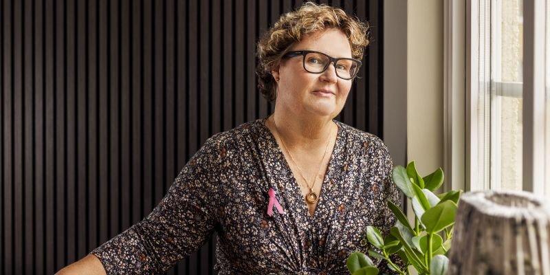 Carina Gadd vid fönstret