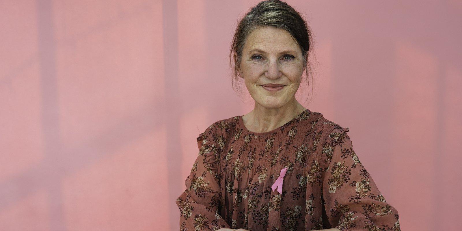 Kristina Sandberg mot rosa bakgrund