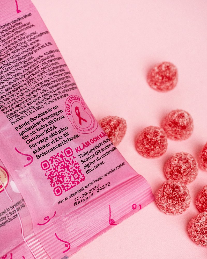 Pändy Boobies med QR-kod på baksidan av påsen.