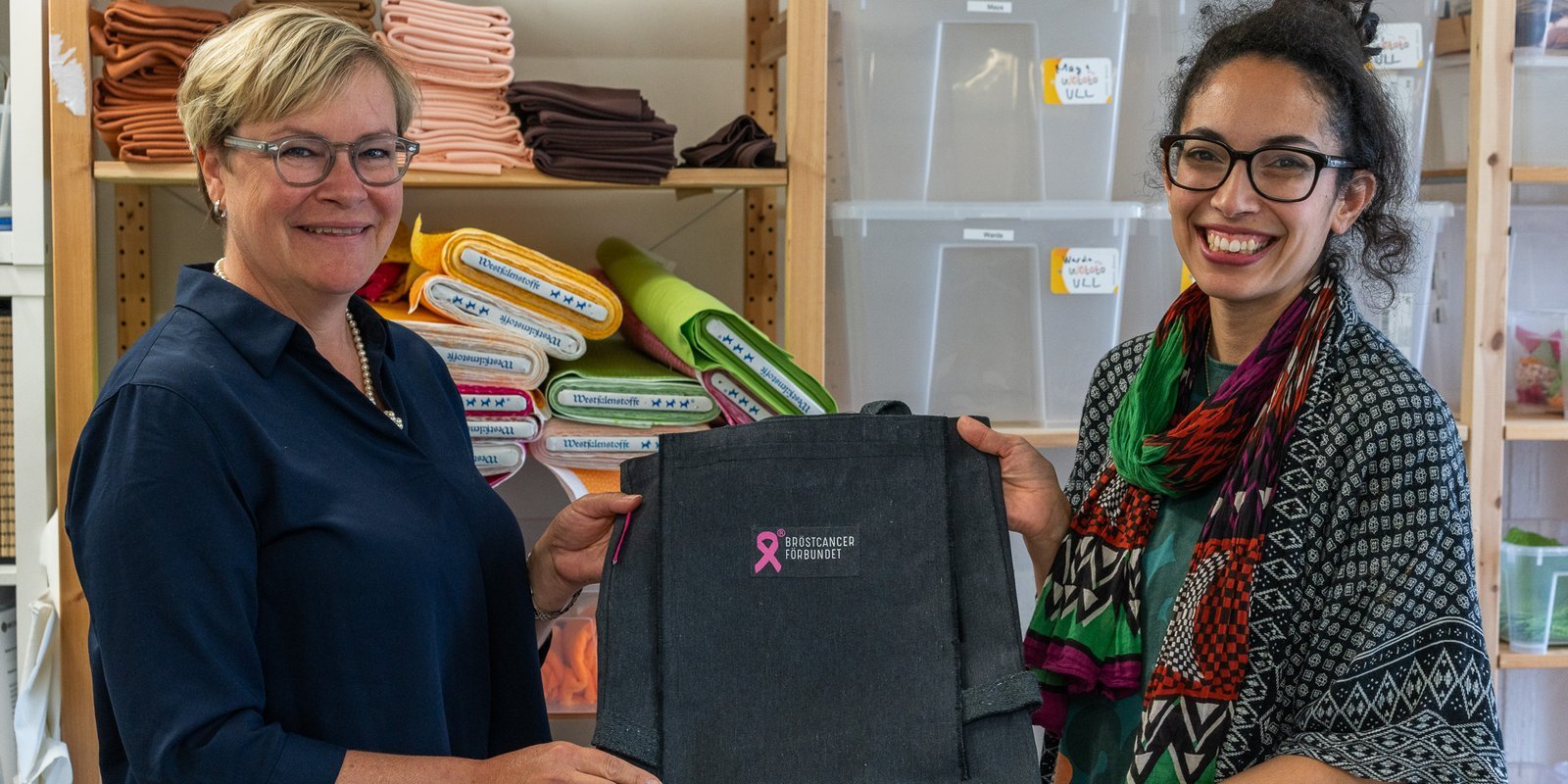 Bröstcancerförbundet och Watoto arts med brösthälsoväskan.