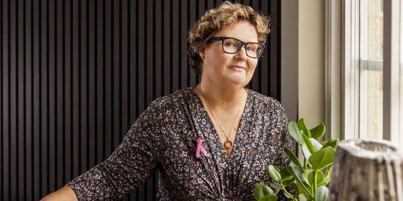 Carina Gadd vid fönstret