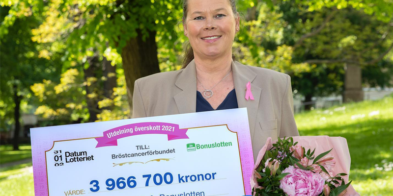 Marit Jenset håller i en check med siffran 3 966 700 kronor