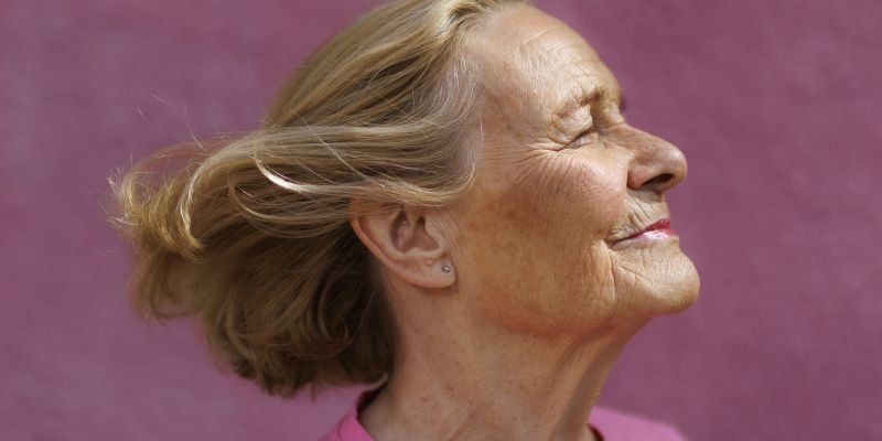 Harriet Bure närbild rosa bakgrund. FOTO PAVEL KOUBEK.