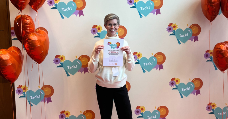 Mari på Bröstcancerförbundet tar emot Humanfondens utdelning från 2025 på närmare 70.000 kr.