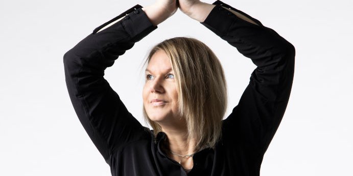 Kajsa-namaste-over-huvudet-1