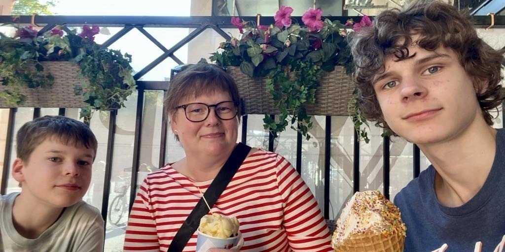 Lucas insamling för mamma Karin med glass