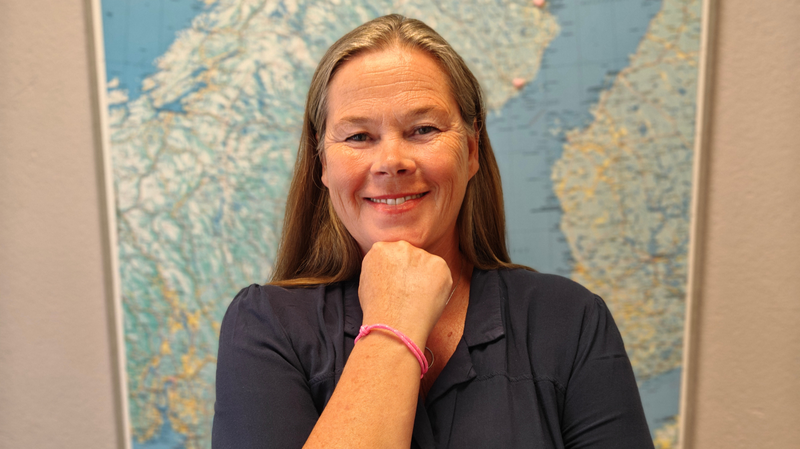 Marit Jenset med rosa armbandet