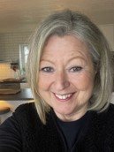 Marie Helenius Sohlén är grundaren till Mom of Sweden och svarar på frågor om varför de valt att bli företagsvänner till Bröstcancerförbundet.