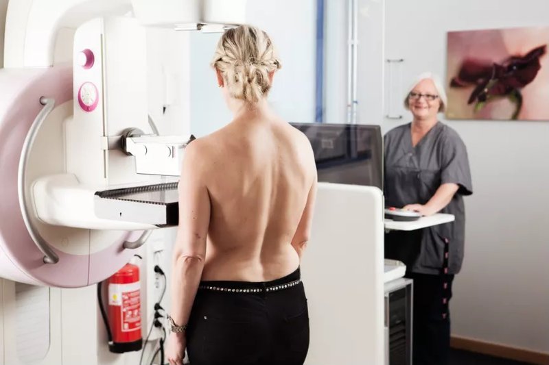 En kvinna som gör mammografi.