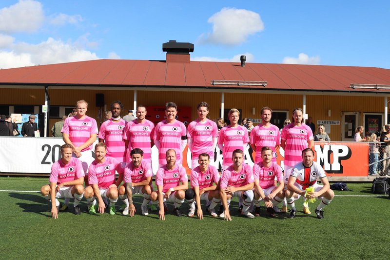 fotbollslaget FC Sampierdarenese i rosa tröjor under Rosa matchen till förmån för bröstcancerforskning och drabbade.