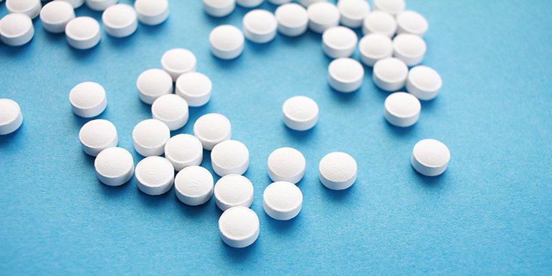 medicin_vita piller blå bakgrund 800x400px.jpg