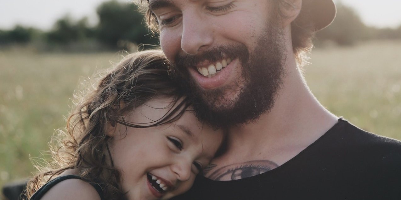 pappa_dotter_leende_rektangel.2e16d0ba.fill-1600x800.jpg
