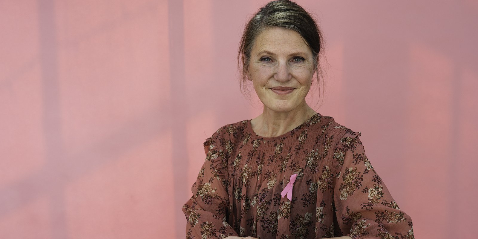 Kristina Sandberg mot rosa bakgrund